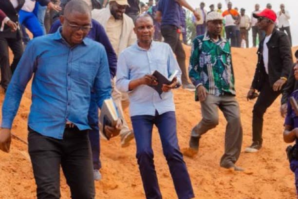 Le Ministre John Banza inspecte les chantiers à Kenge