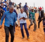 Le Ministre John Banza inspecte les chantiers à Kenge