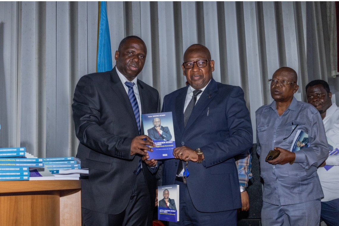 A travers son ouvrage intitulé : ''bâtir la cohésion sociale : Pouvoir et engagement des communautés, Me Patient Bashombe plaide pour l’implication des communautés dans toute initiative de paix.